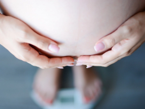 Mujer embarazada en su segundo trimestre