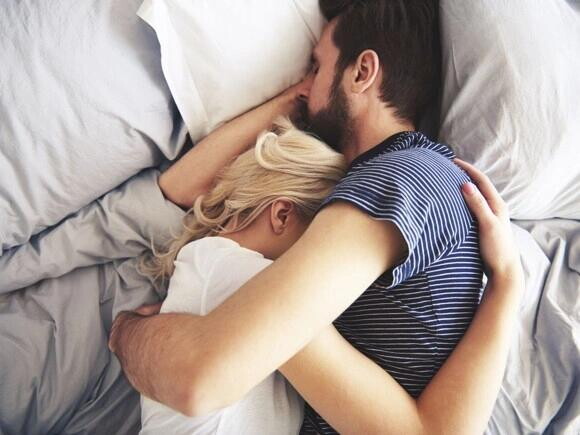 Hombre abrazando a su pareja para reconfortarla por su condición de infertilidad.