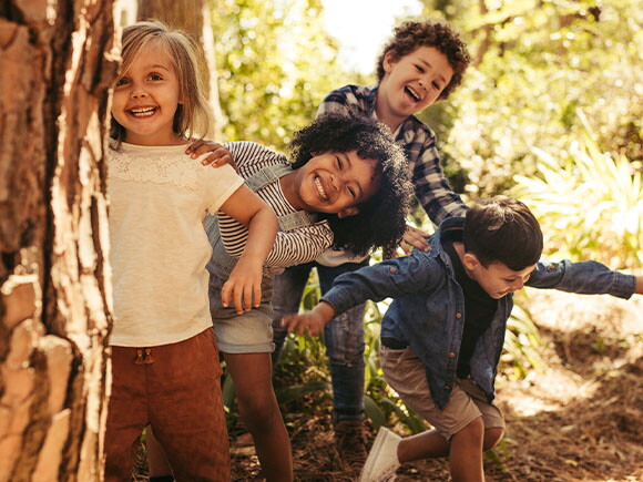 Niños sonriendo en un parque.