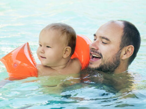 ¿Cómo debo cuidar a mi hijo cuando está cerca o dentro del agua?