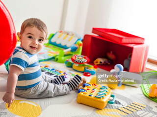 Niño pequeño jugando con juguetes didácticos.