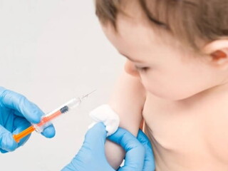 Bebé apunto de ser vacunado con una jeringa