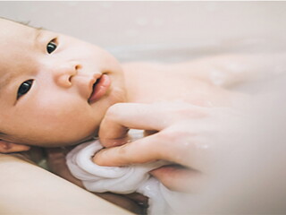 Cómo bañar a un recién nacido.