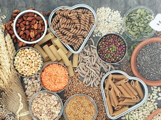 Imagen con distintos tipos de pastas, semillas y granos