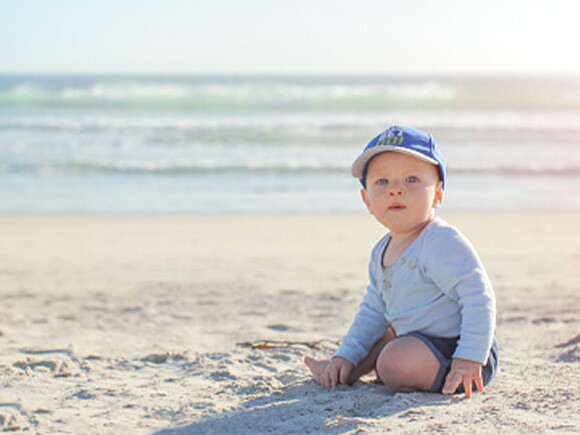 10 consejos para proteger al bebé en la playa.