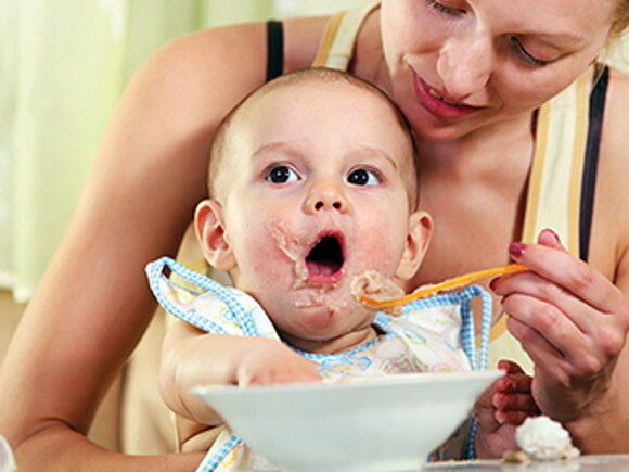 Masticar y morder: ¡el bebé descubre un nuevo universo de sabores!