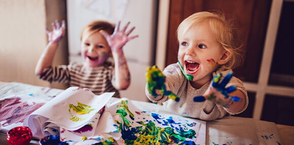 Niños jugando a pintar con pinturas
